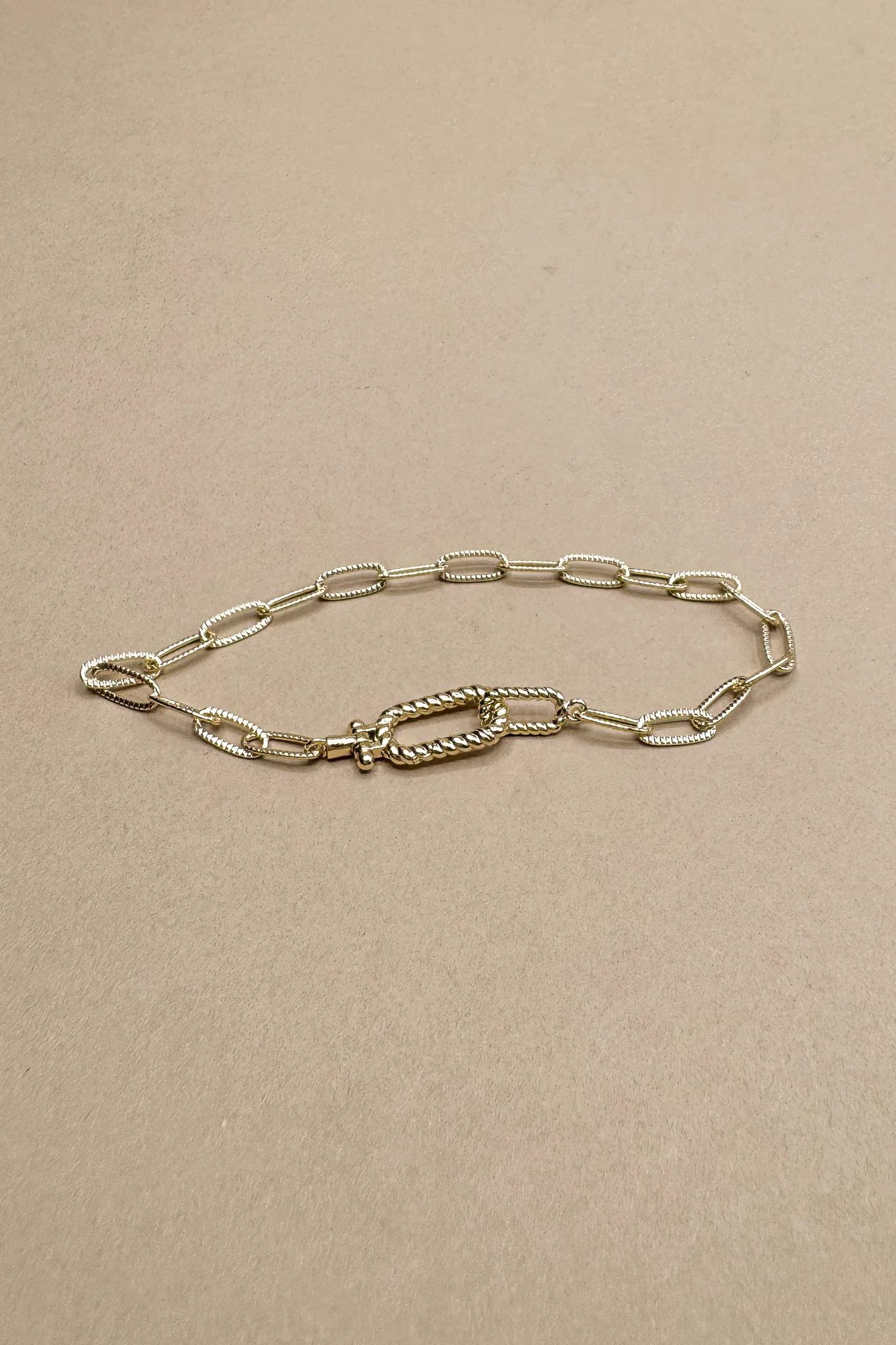 Ada Gold Ribbed Chain Link Bracelet - Image 3