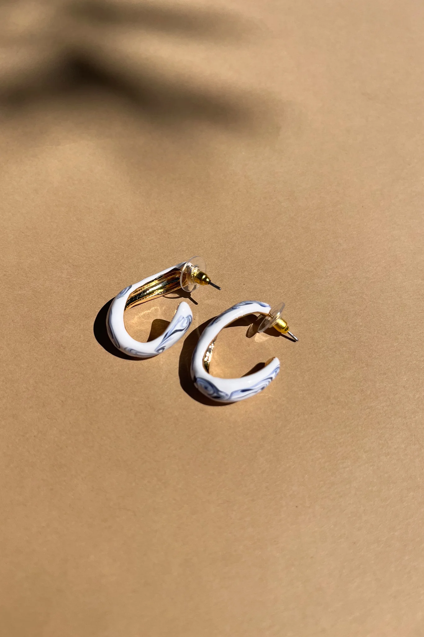 Alicia White & Blue Marble Swirl Scoop Hoop Earring - Image 2