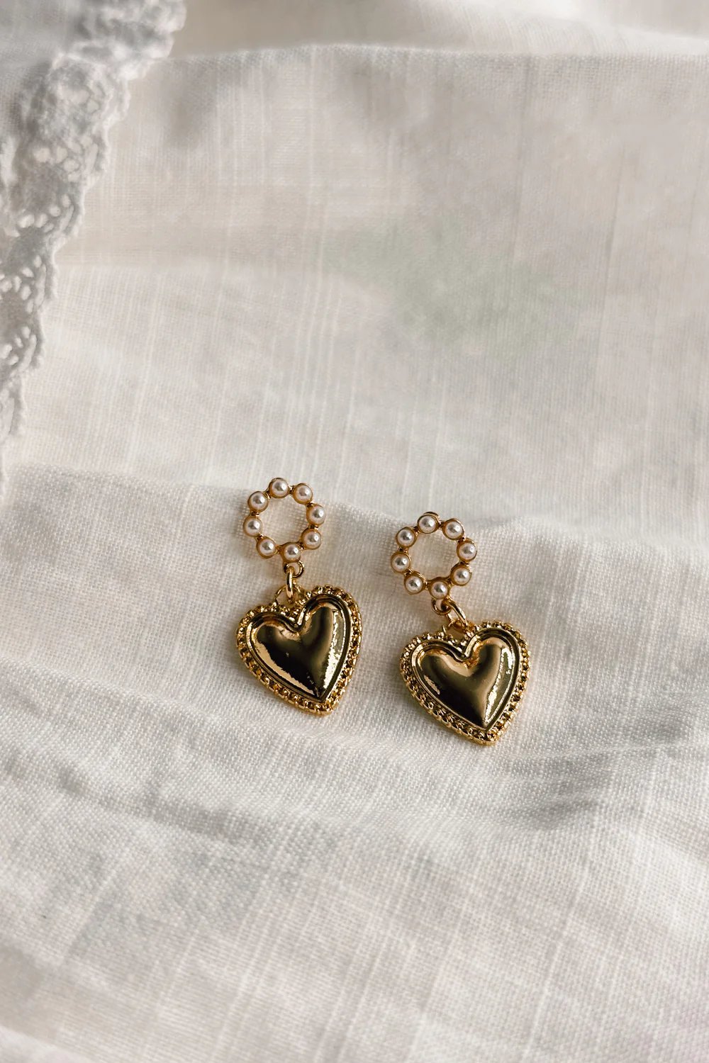 Brielle Pearl & Gold Heart Shaped Dangle Earring