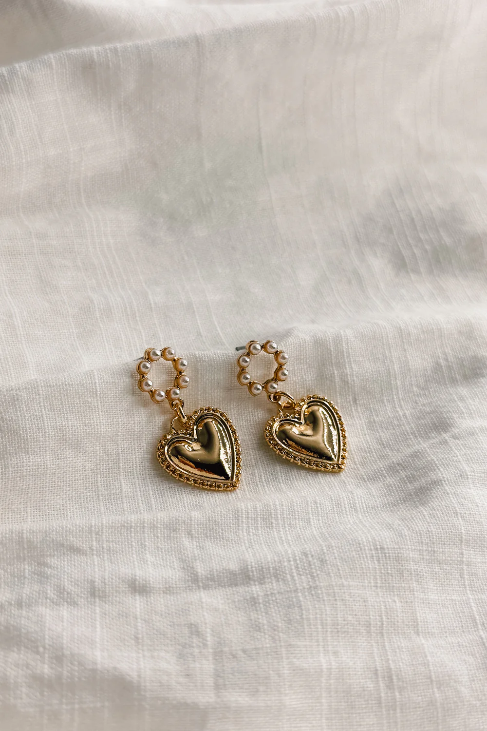 Brielle Pearl & Gold Heart Shaped Dangle Earring - Image 3