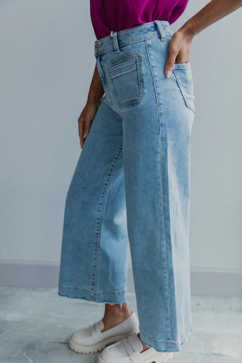 Ceros: Florence Light Wash Wide Leg Jeans - Image 3