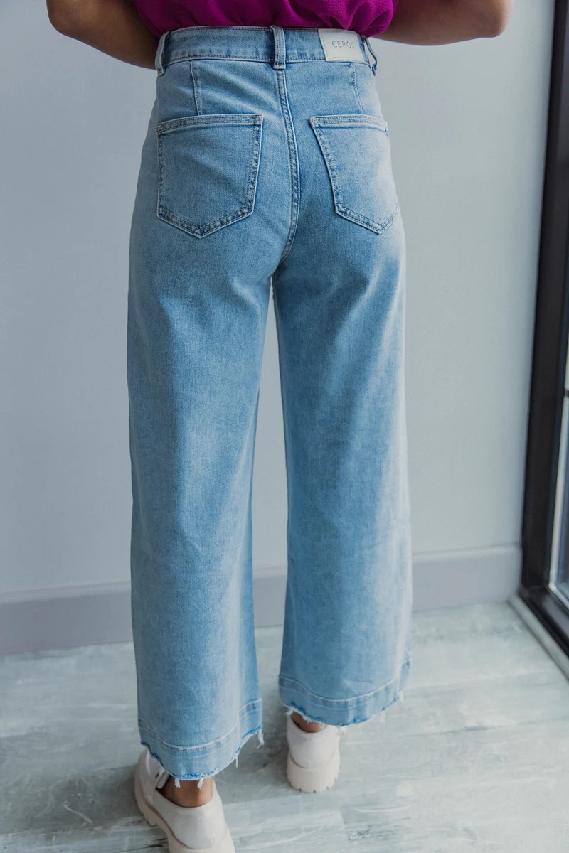 Ceros: Florence Light Wash Wide Leg Jeans - Image 4