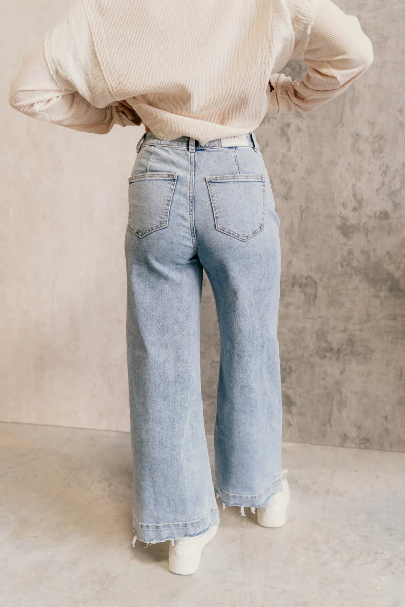 Ceros: Florence Light Wash Wide Leg Jeans - Image 9