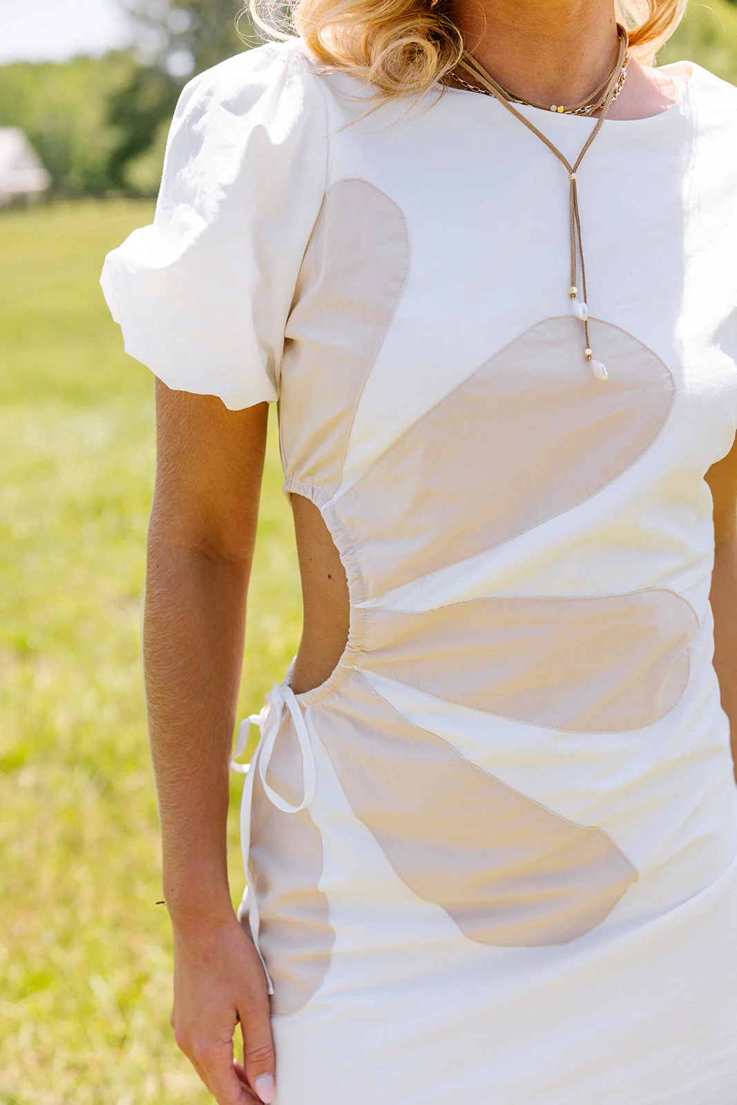 Della White & Beige Floral Key Hole Mini Dress - Image 3