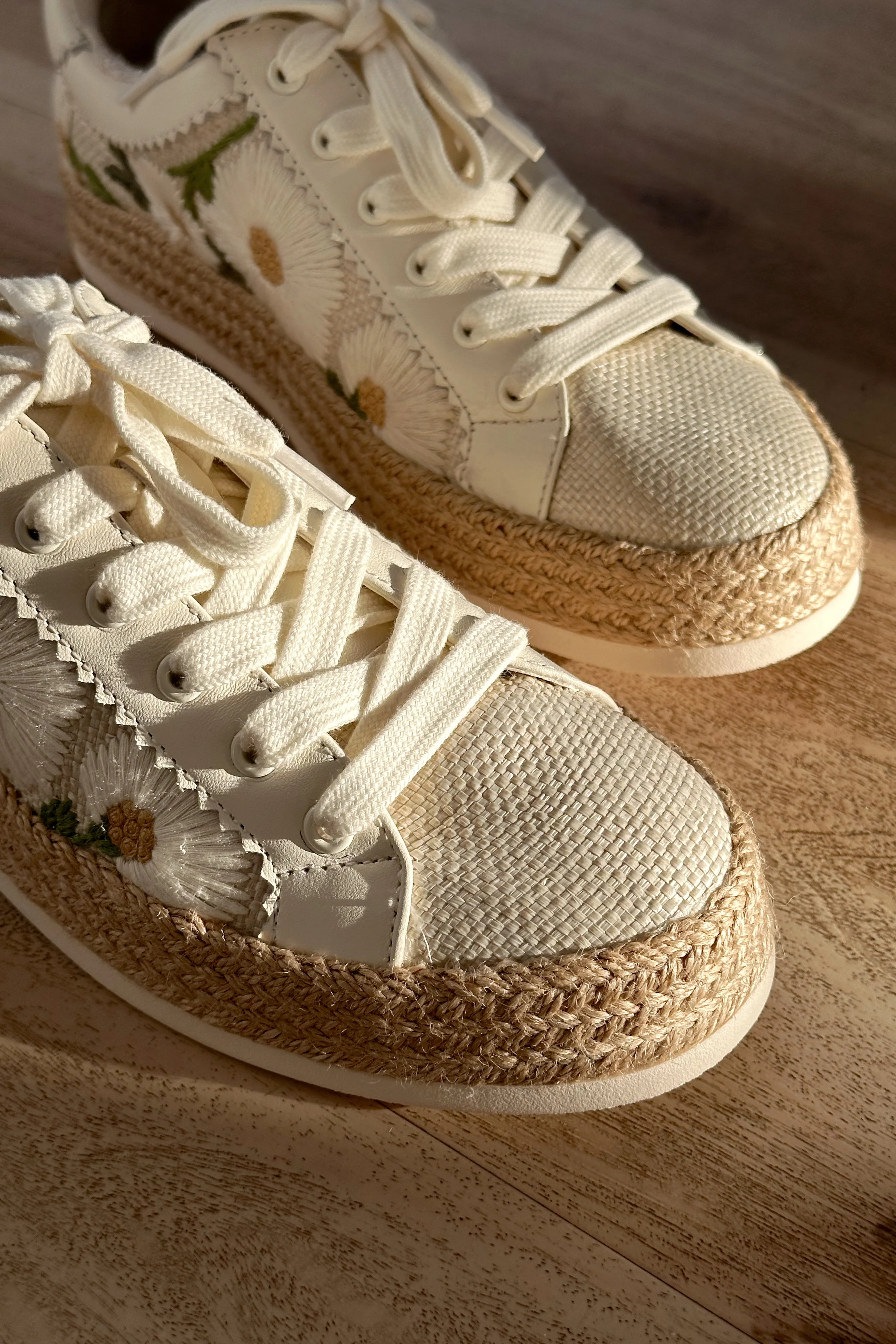 Dolce Vita Azalia White Floral Raffia Sneaker - Image 2