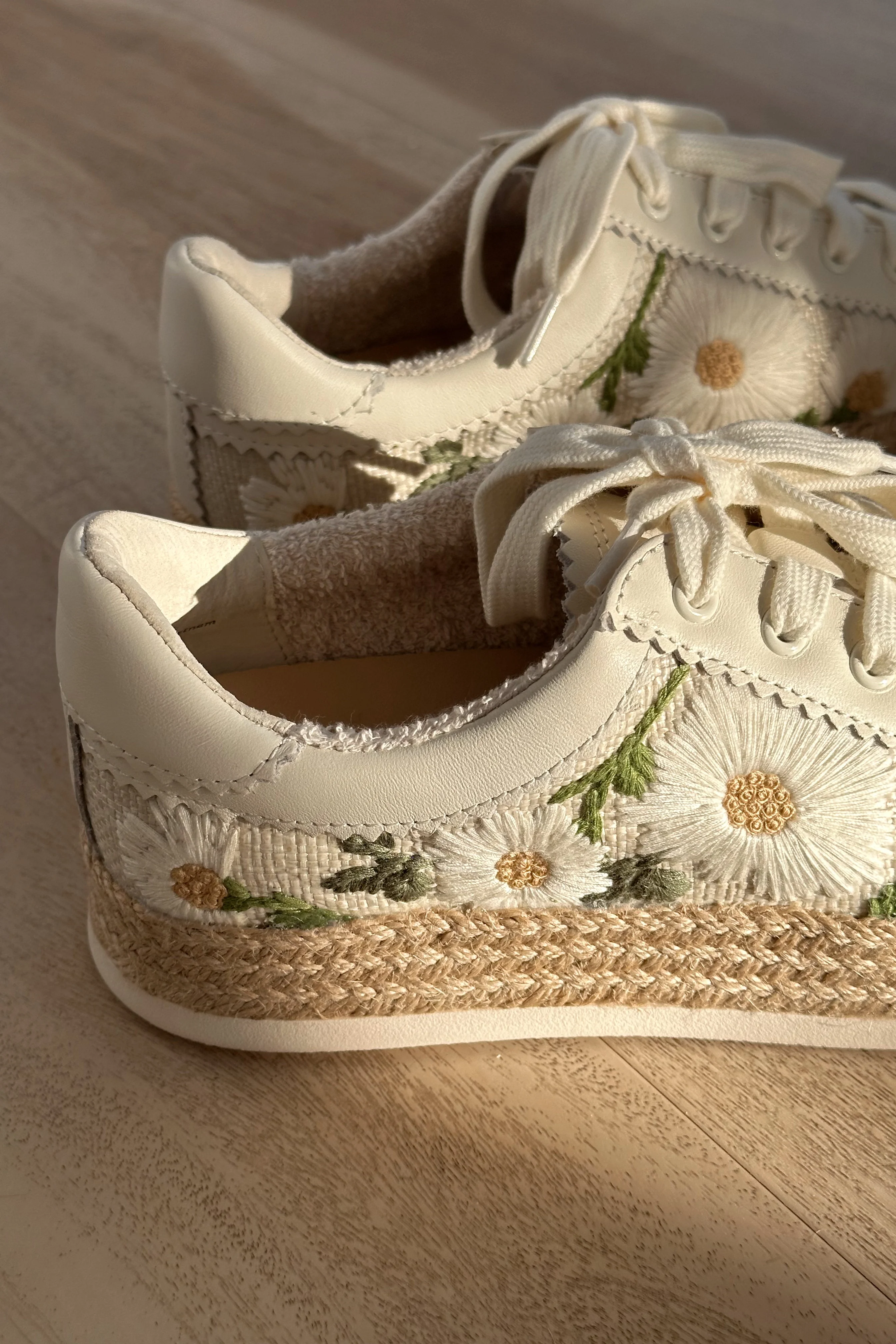 Dolce Vita Azalia White Floral Raffia Sneaker - Image 3