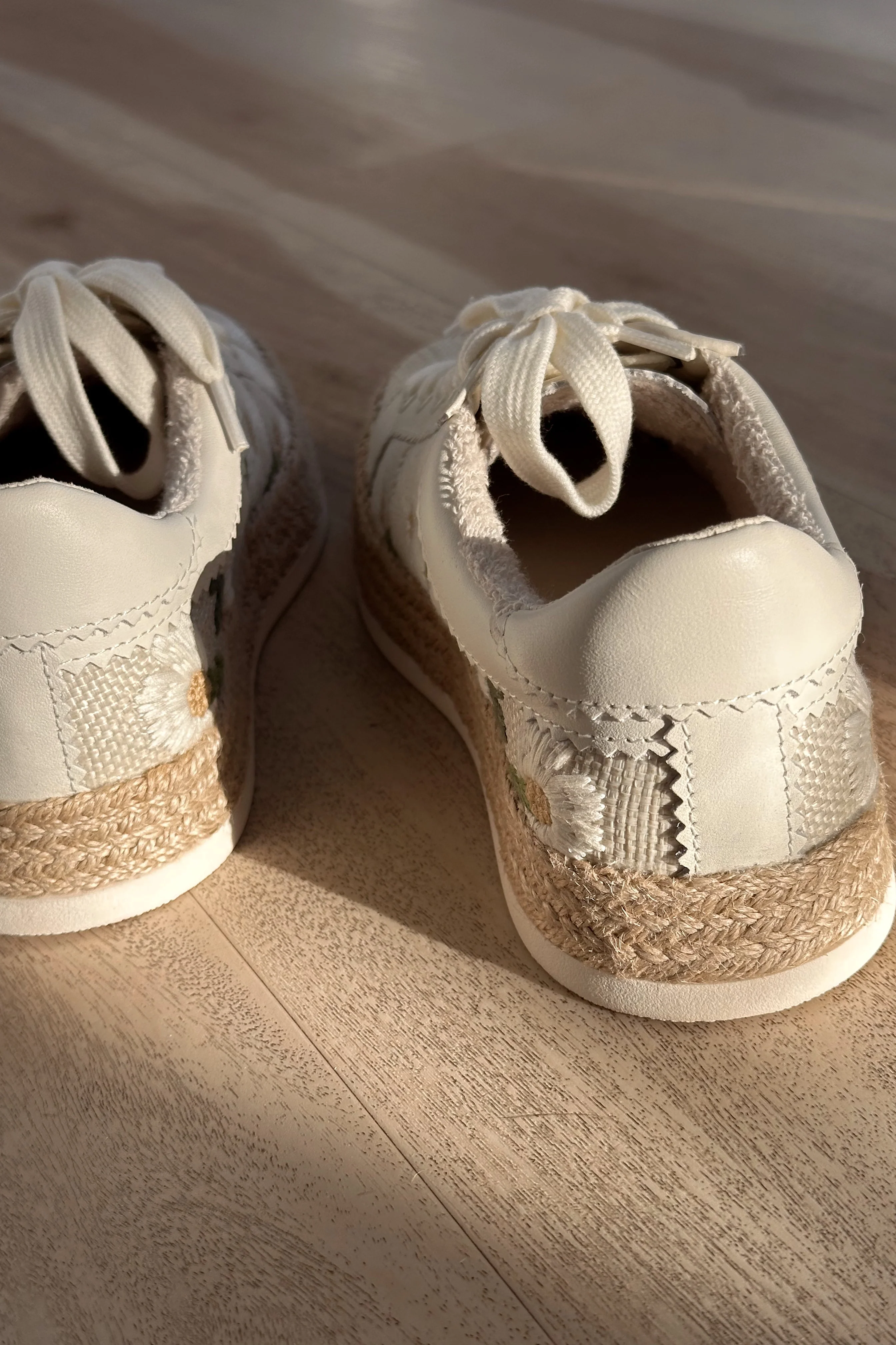 Dolce Vita Azalia White Floral Raffia Sneaker - Image 4