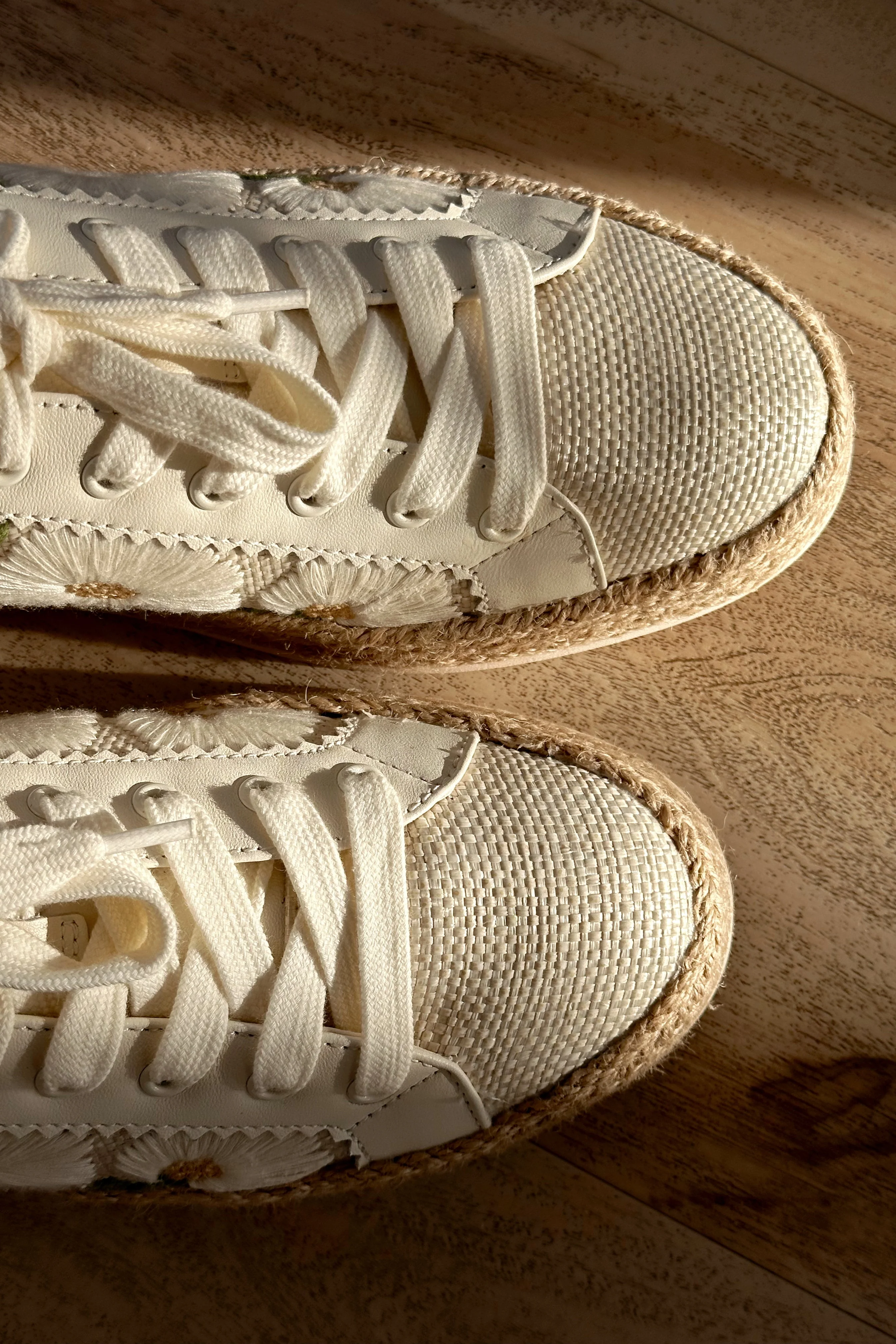 Dolce Vita Azalia White Floral Raffia Sneaker - Image 5