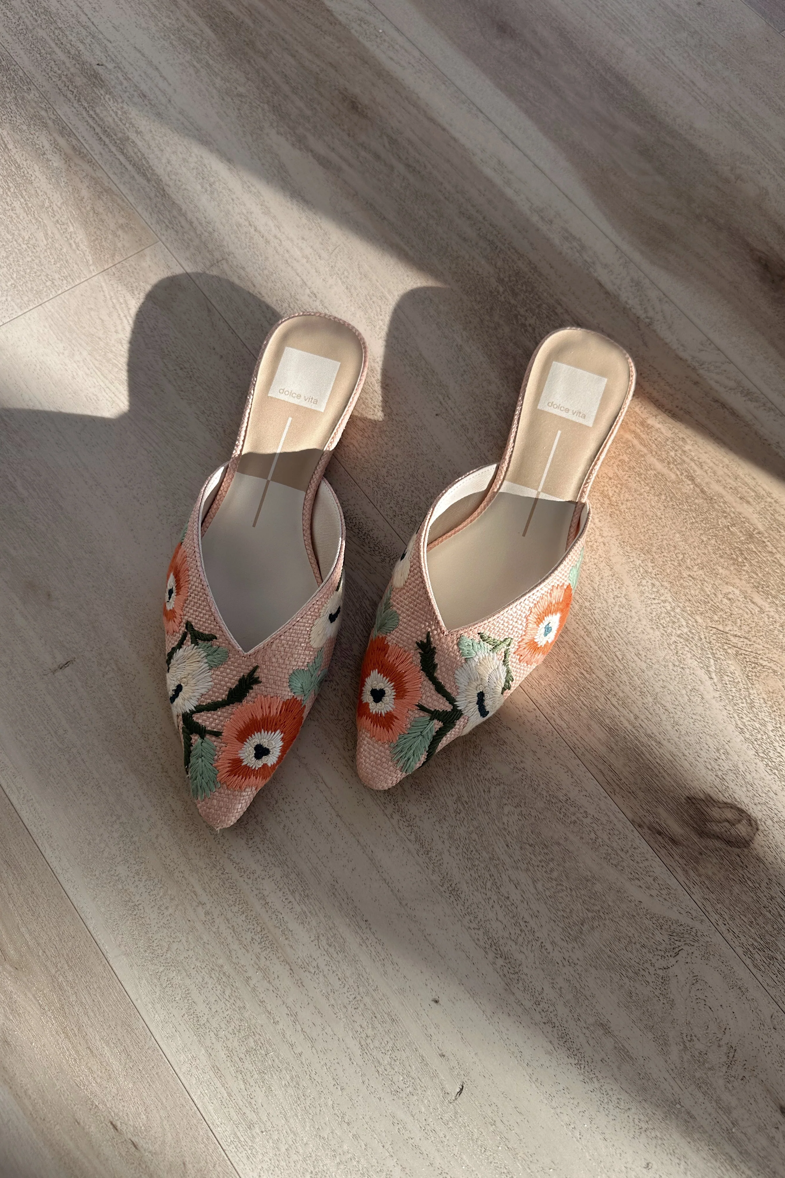 Dolce Vita Elm Pink Floral Raffia Flat - Image 2