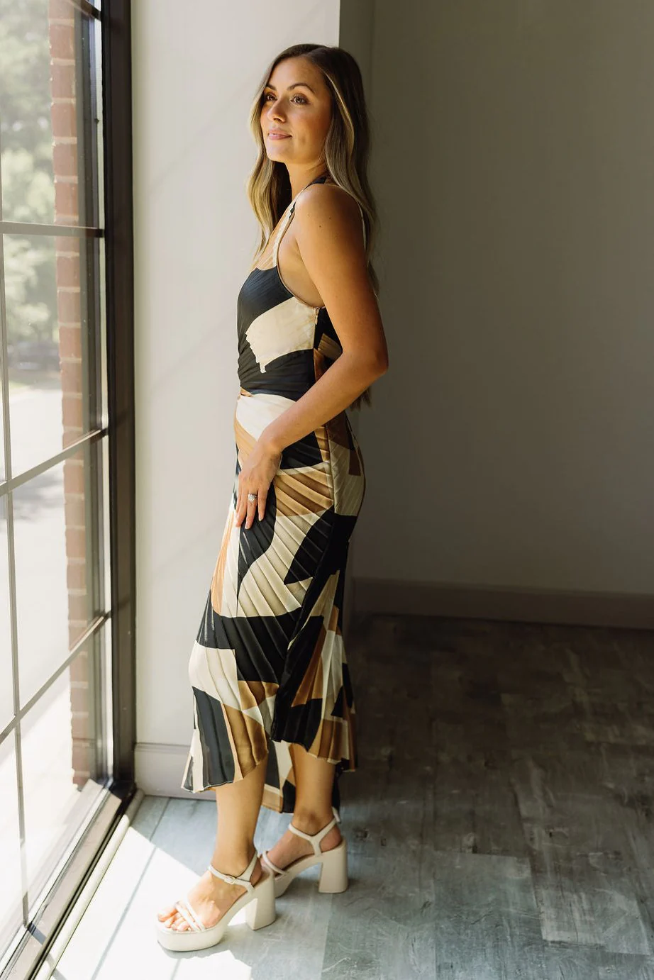 Janie Midnight Taupe Pleated Midi Dress - Image 4