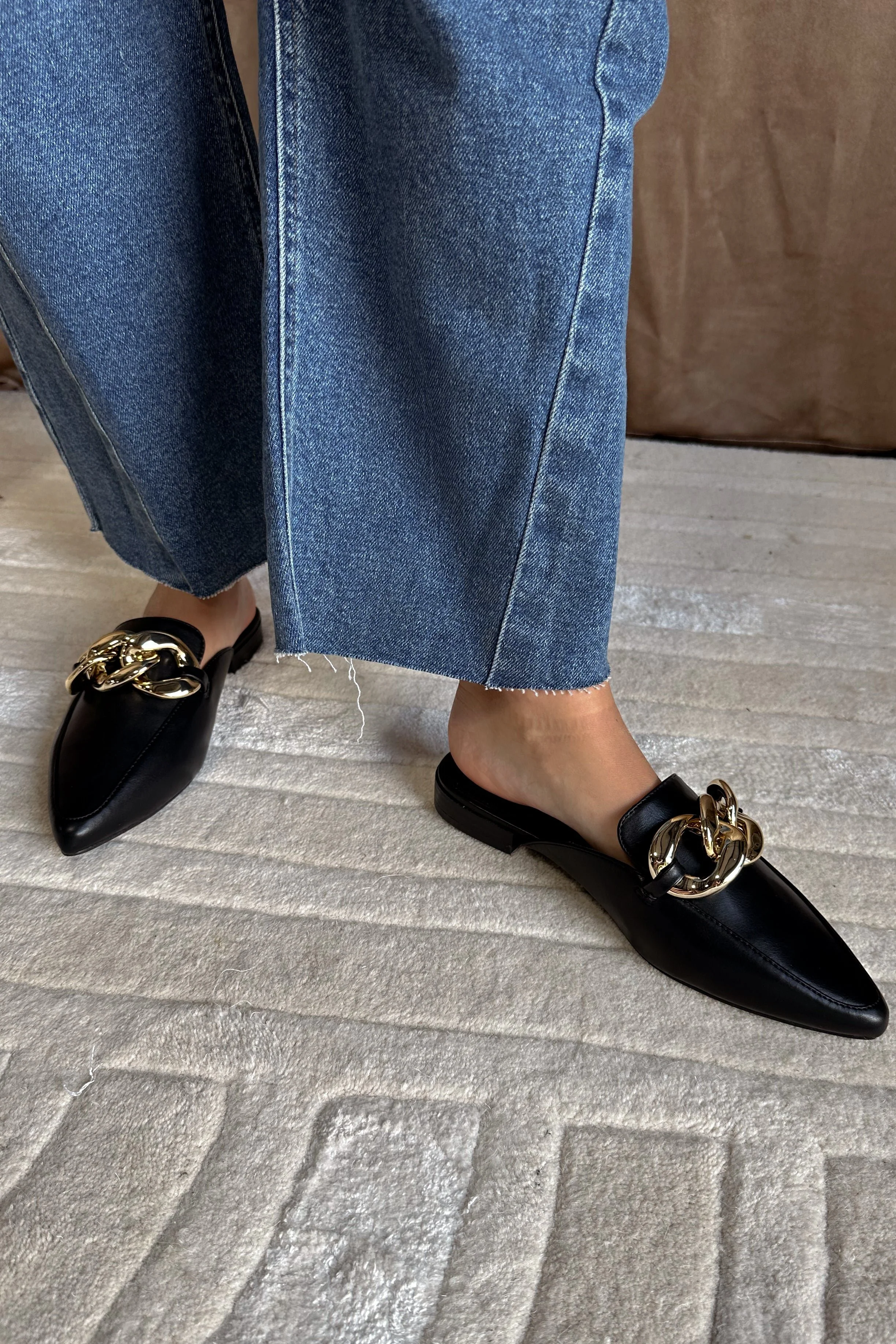 Gem Black Chain Mule