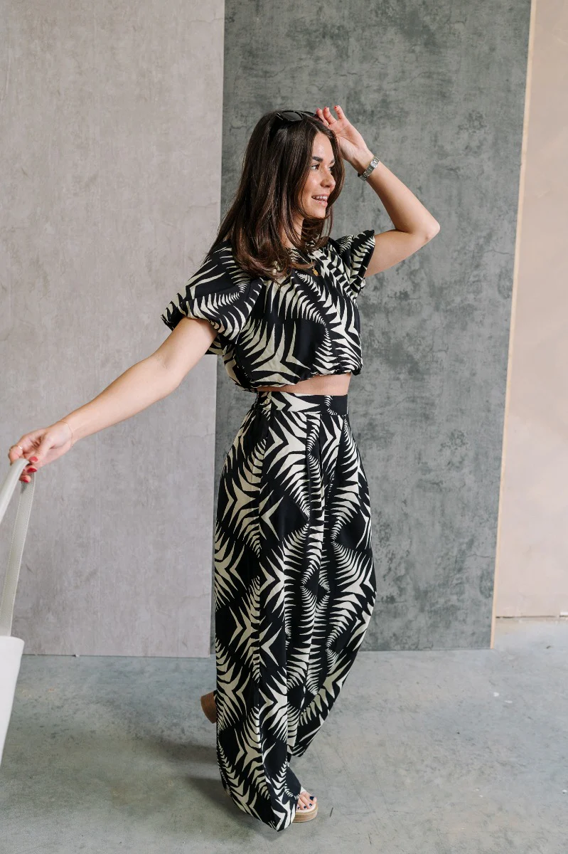 Genevieve Black & Cream Printed Short Sleeve Top - Image 3