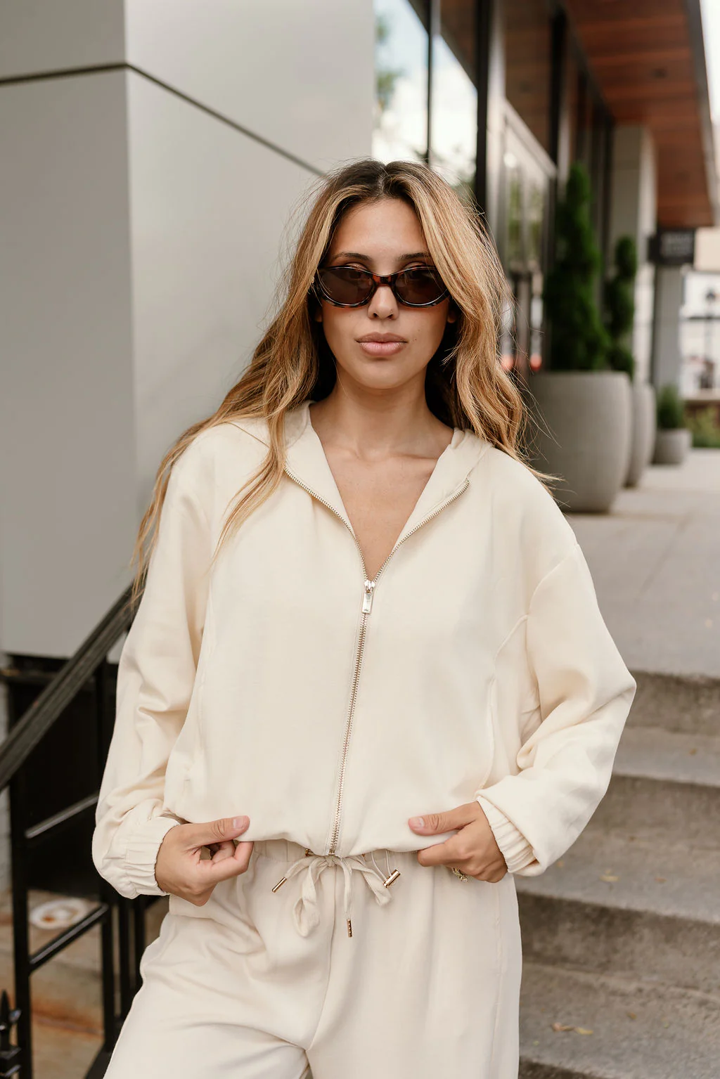 Gigi Cream Zip-Front Cropped Bubble Hoodie - Image 3