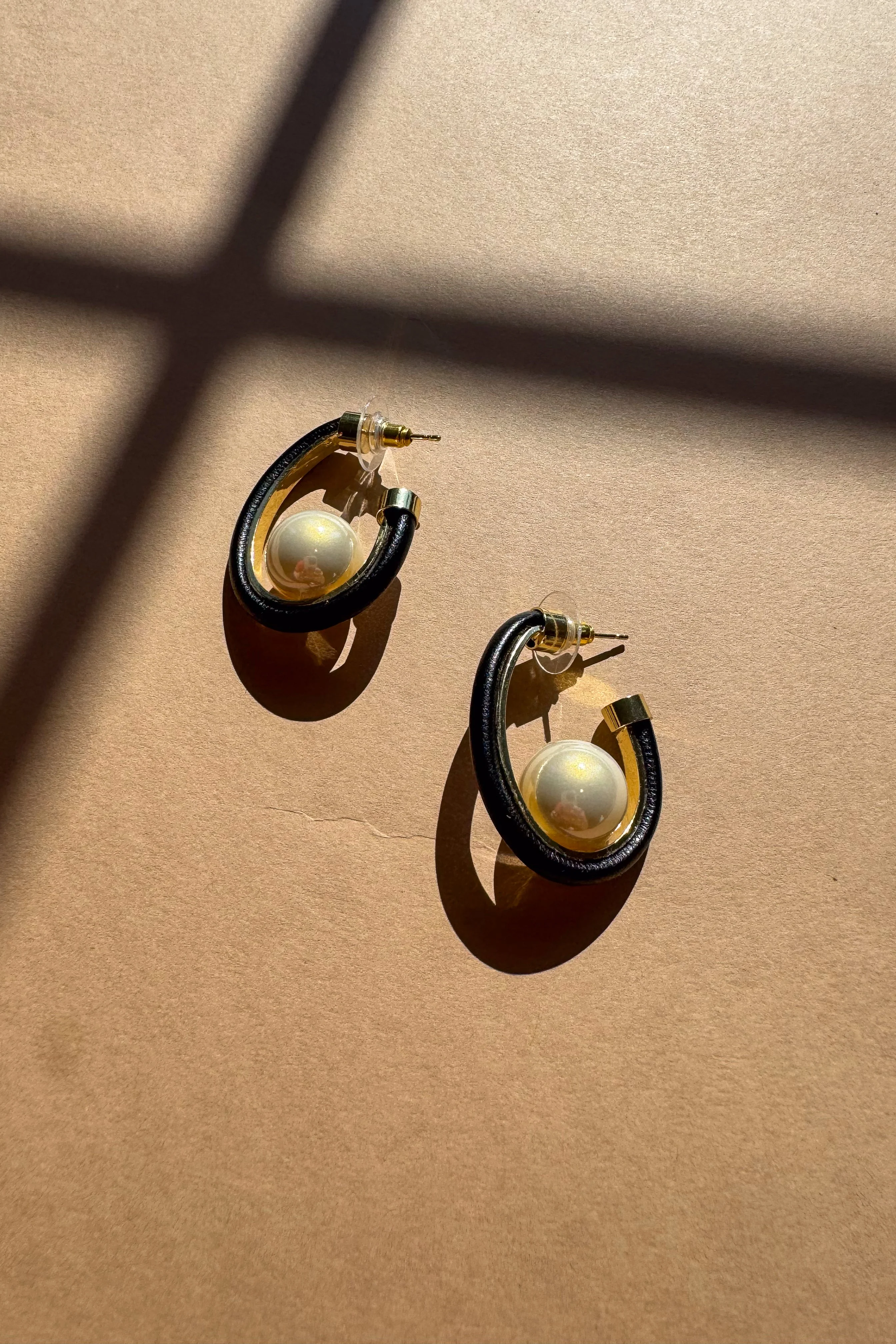 Hattie Black & Gold Scooped Hoop & Pearl Earrings - Image 3