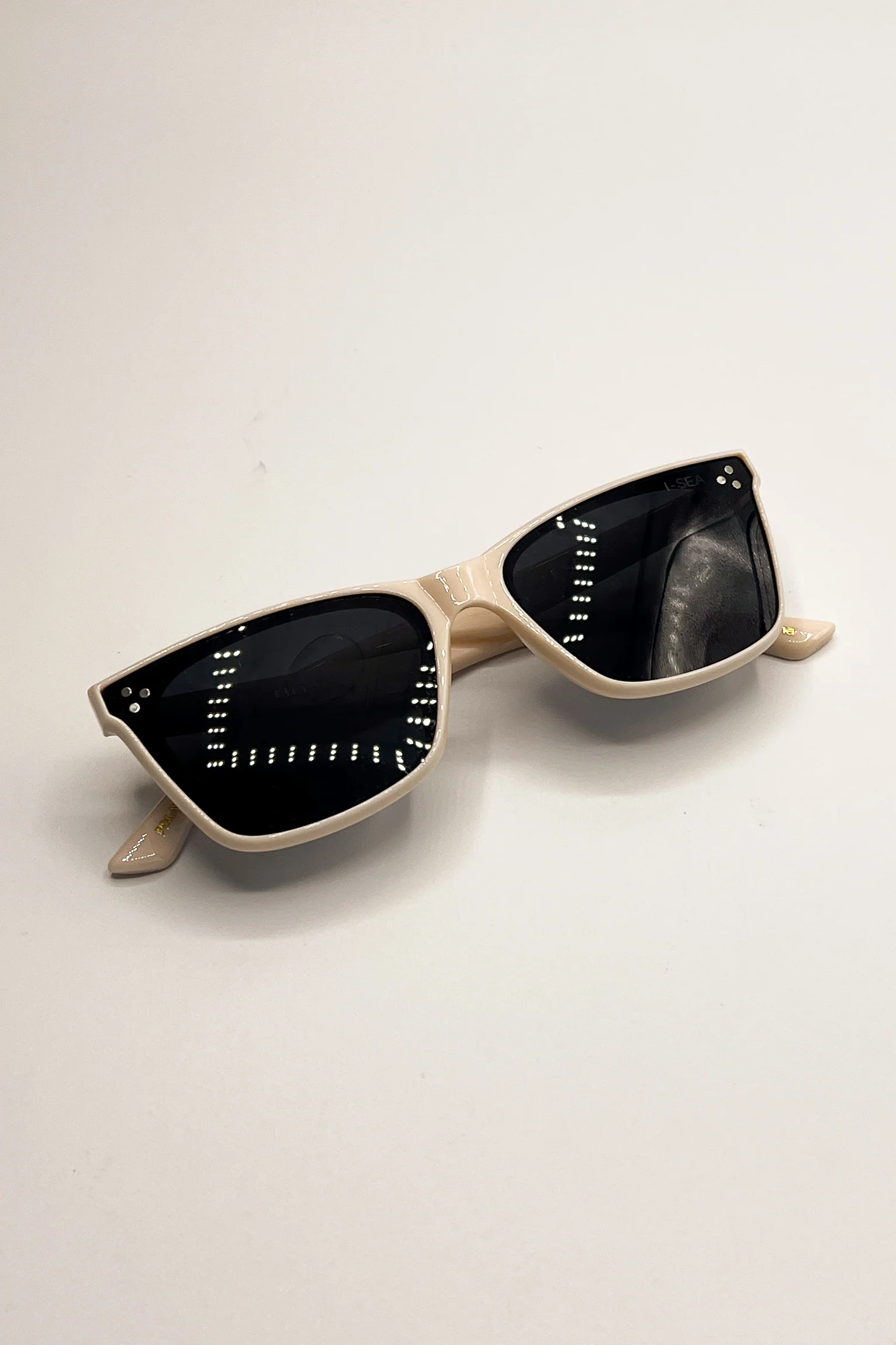 I-SEA: Kiki Cream & Smoke Polarized Sunglasses