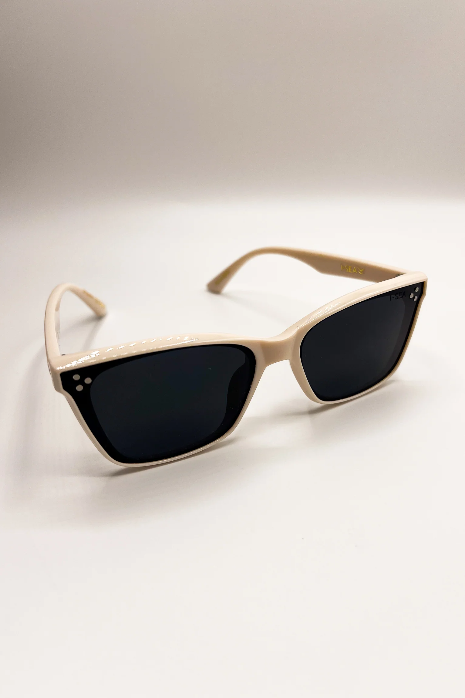 I-SEA: Kiki Cream & Smoke Polarized Sunglasses - Image 2