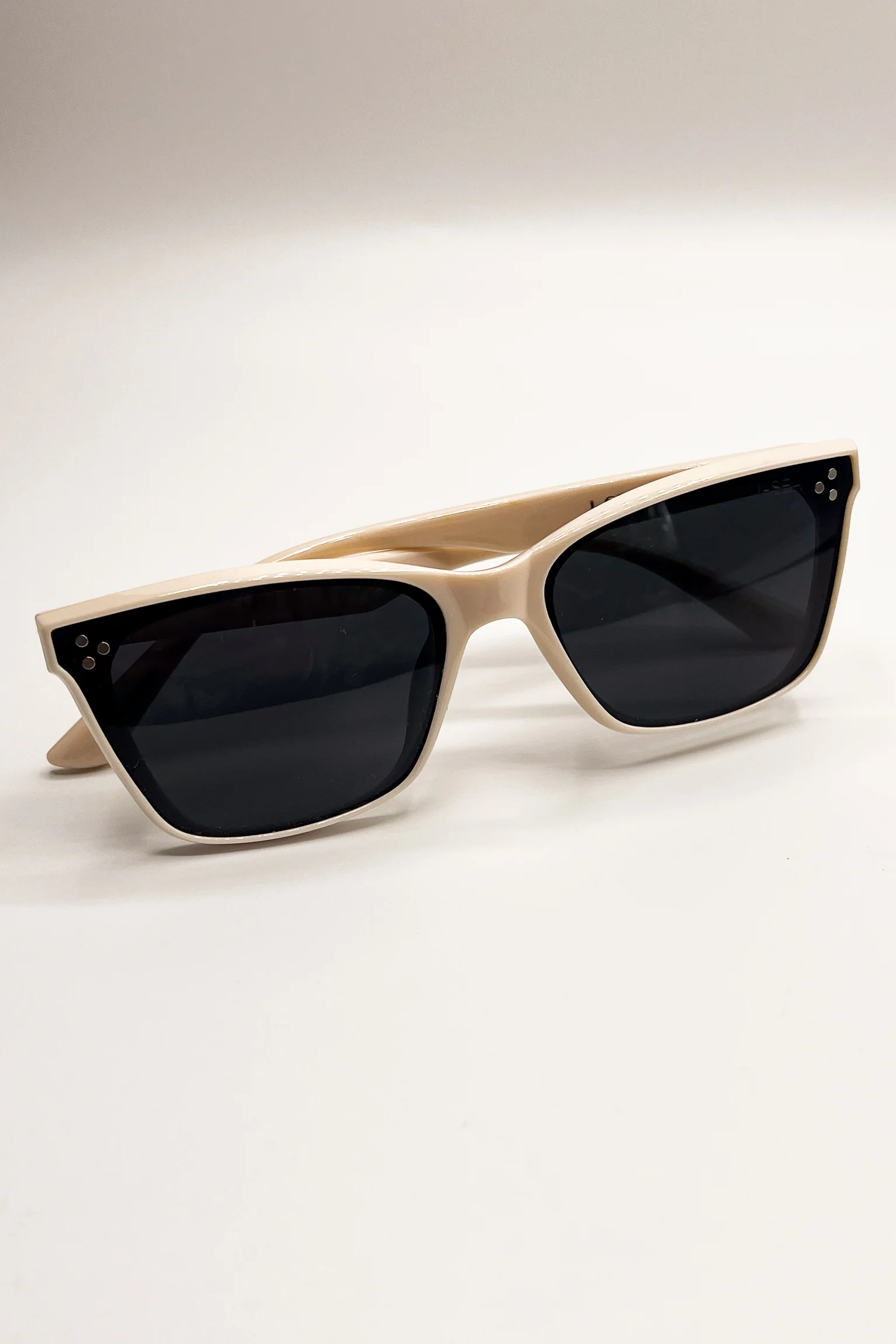 I-SEA: Kiki Cream & Smoke Polarized Sunglasses - Image 3