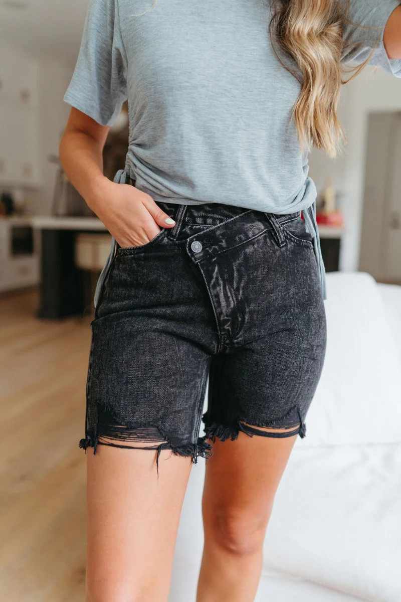 KanCan: Teagan Mid-Thigh Denim Shorts