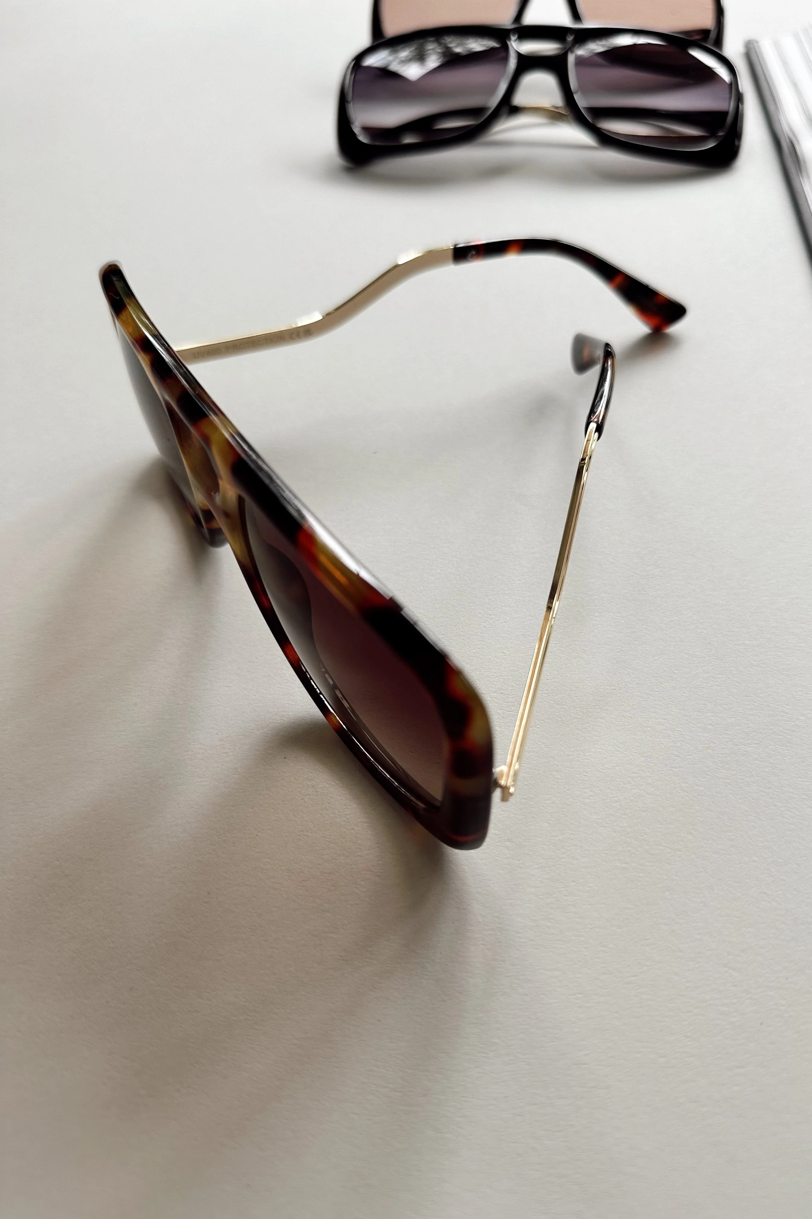 Kennedy Sunglasses in Dark Tortoise - Image 4