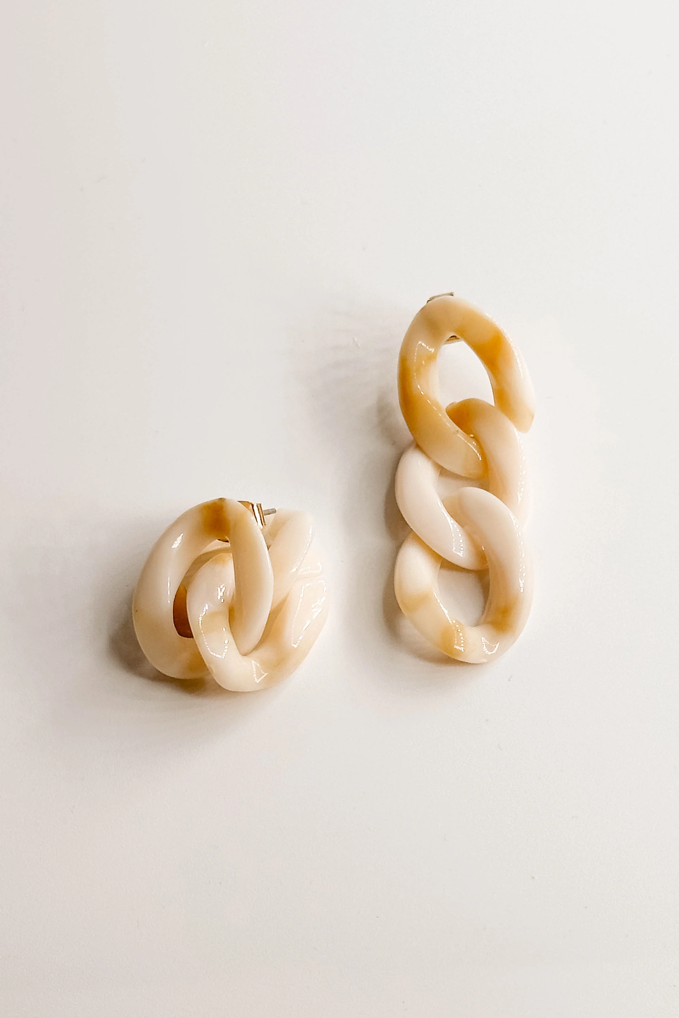Lyla Neutral Tortoise Chain Link Earring - Image 3