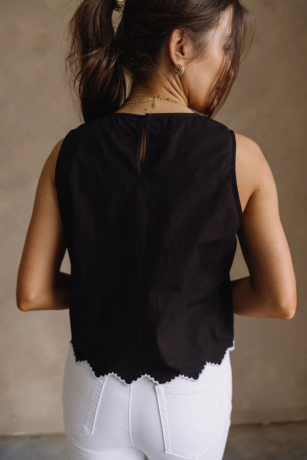 Nylah Black & White Stitch Floral Scallop Tank - Image 4