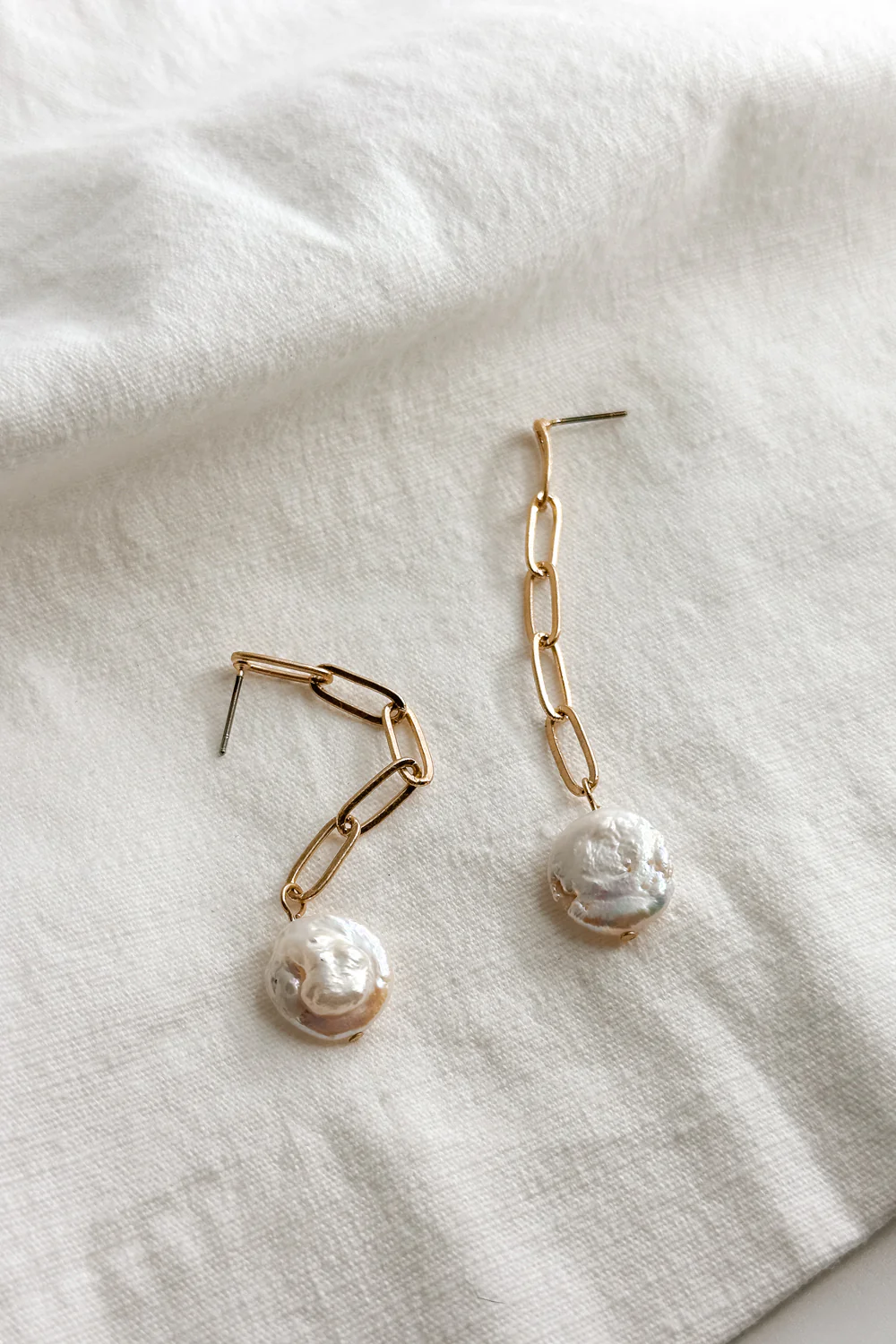 Layla Gold Chain & Flat Pearl Dangle Earring - Image 5