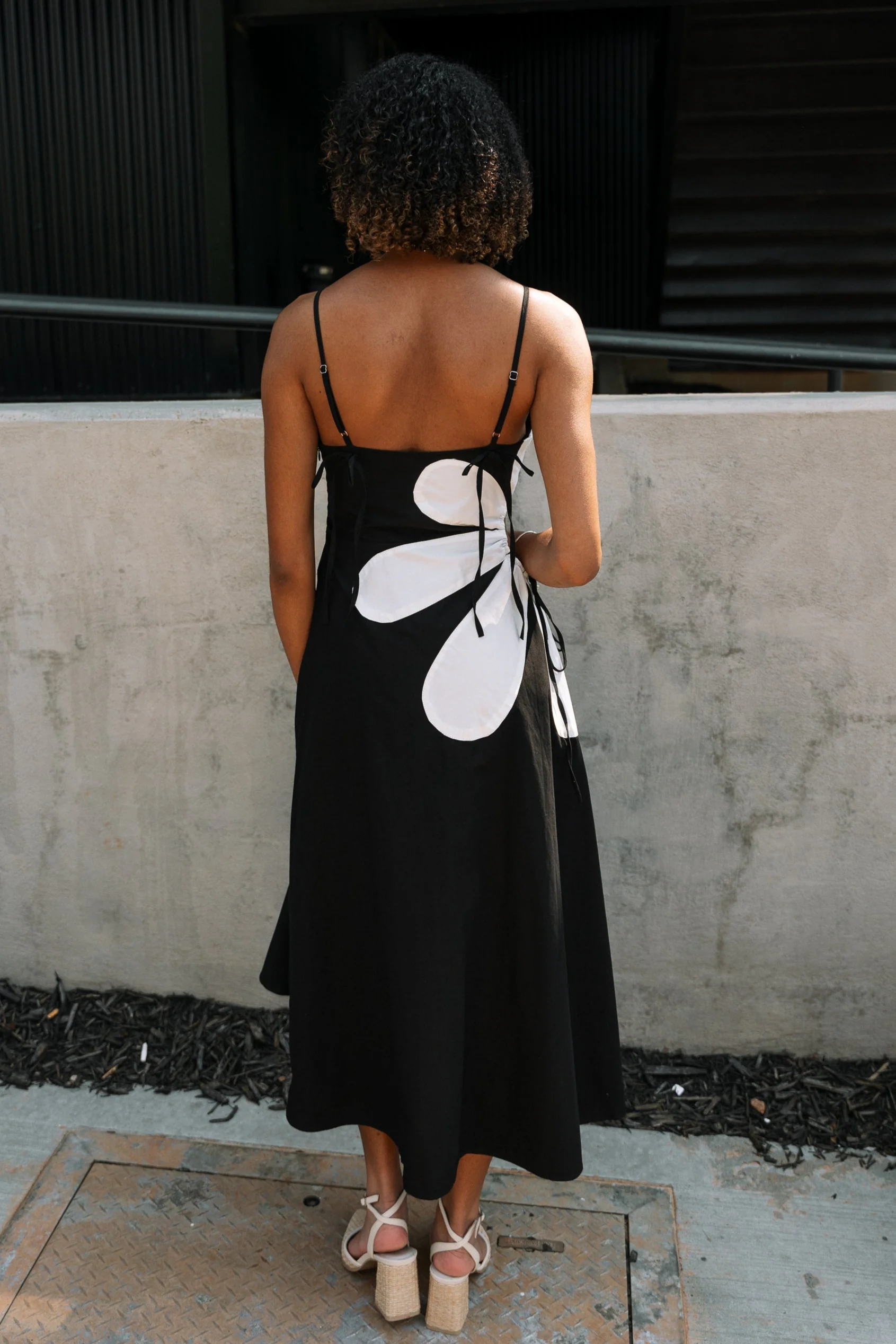 Raya Black & White Floral Key Hole Midi Dress - Image 4