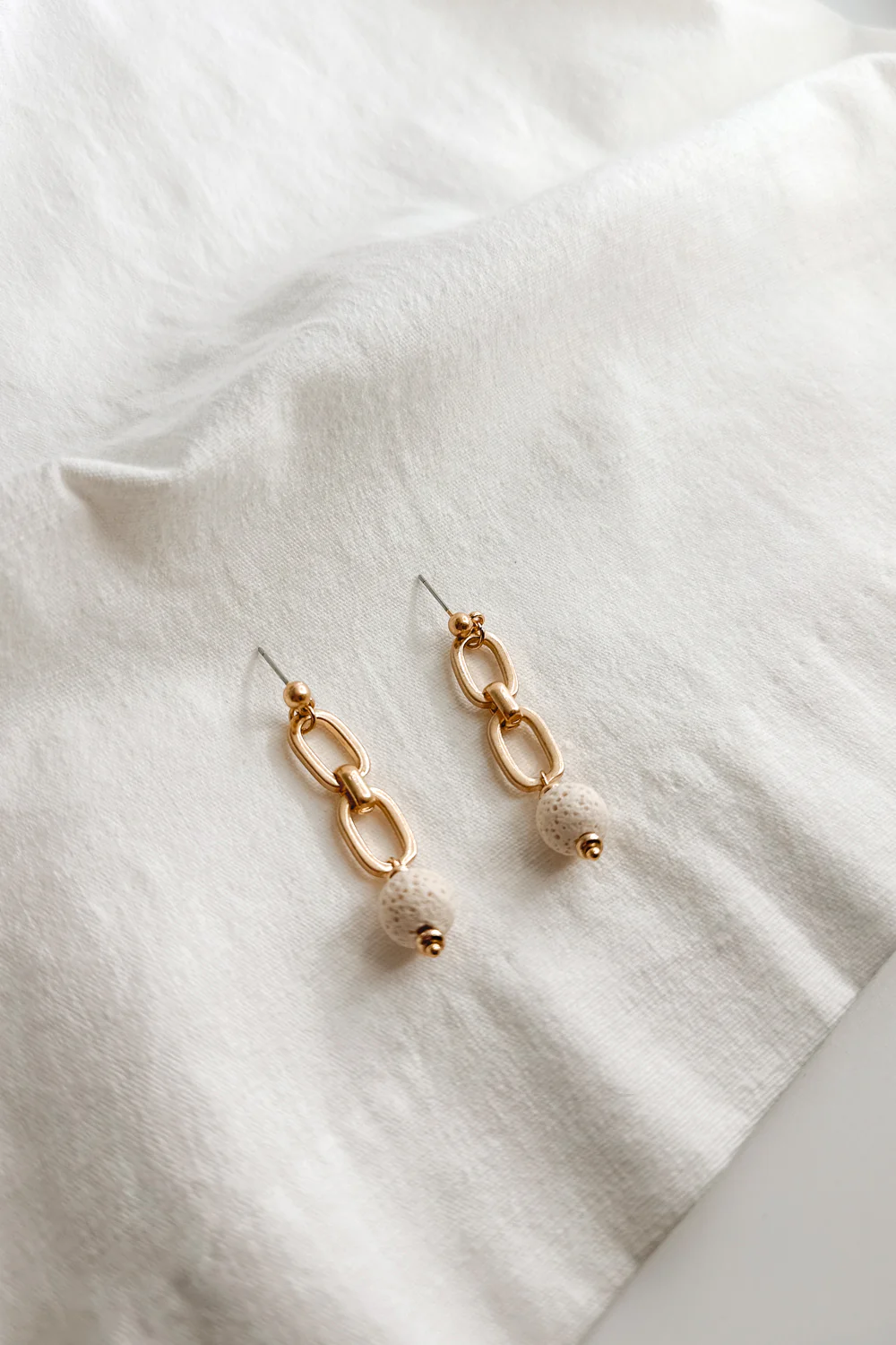 Rhodes Gold & Cream Chain Dangle Earring - Image 4