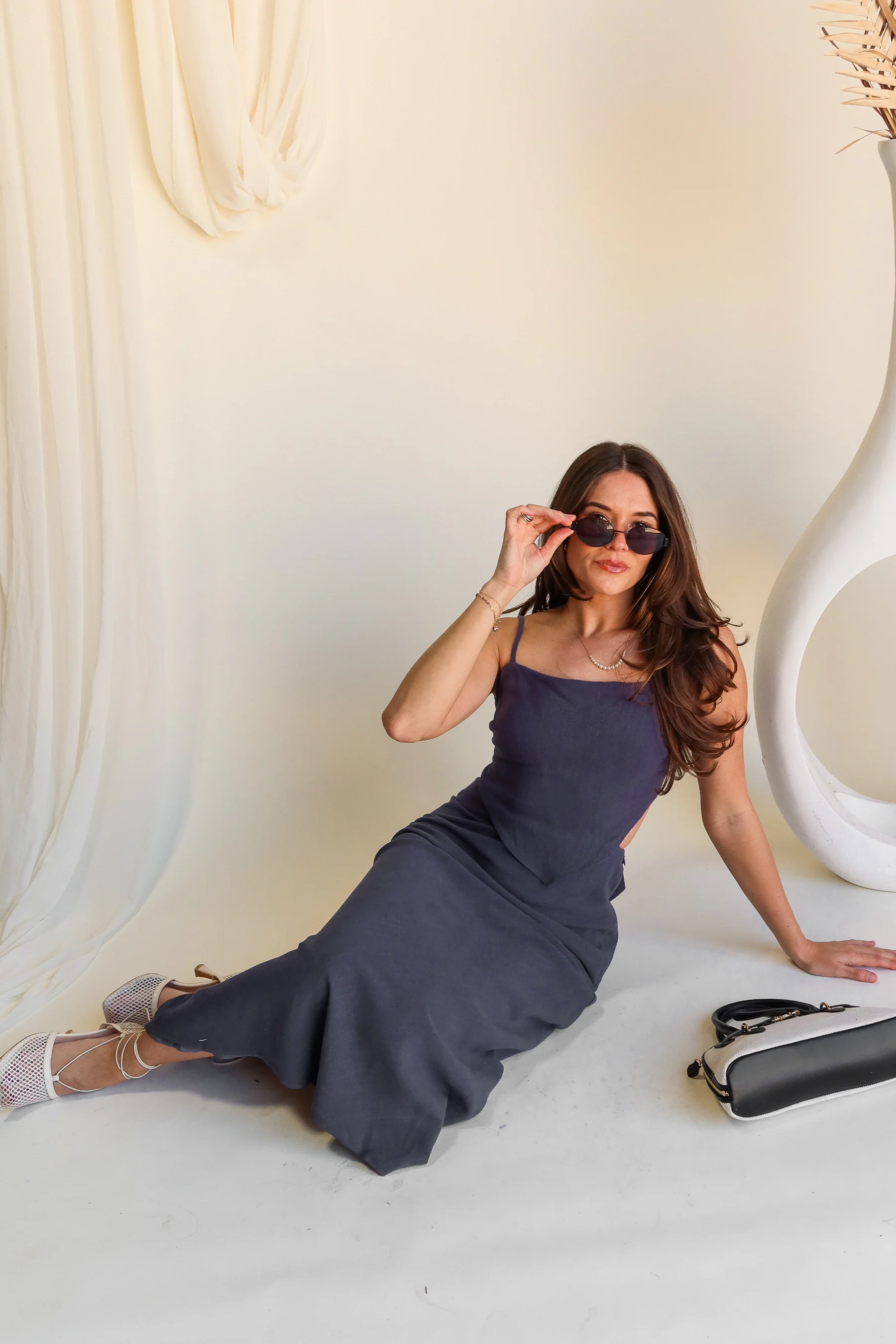 Samara Navy Linen Open Back Midi Dress - Image 3