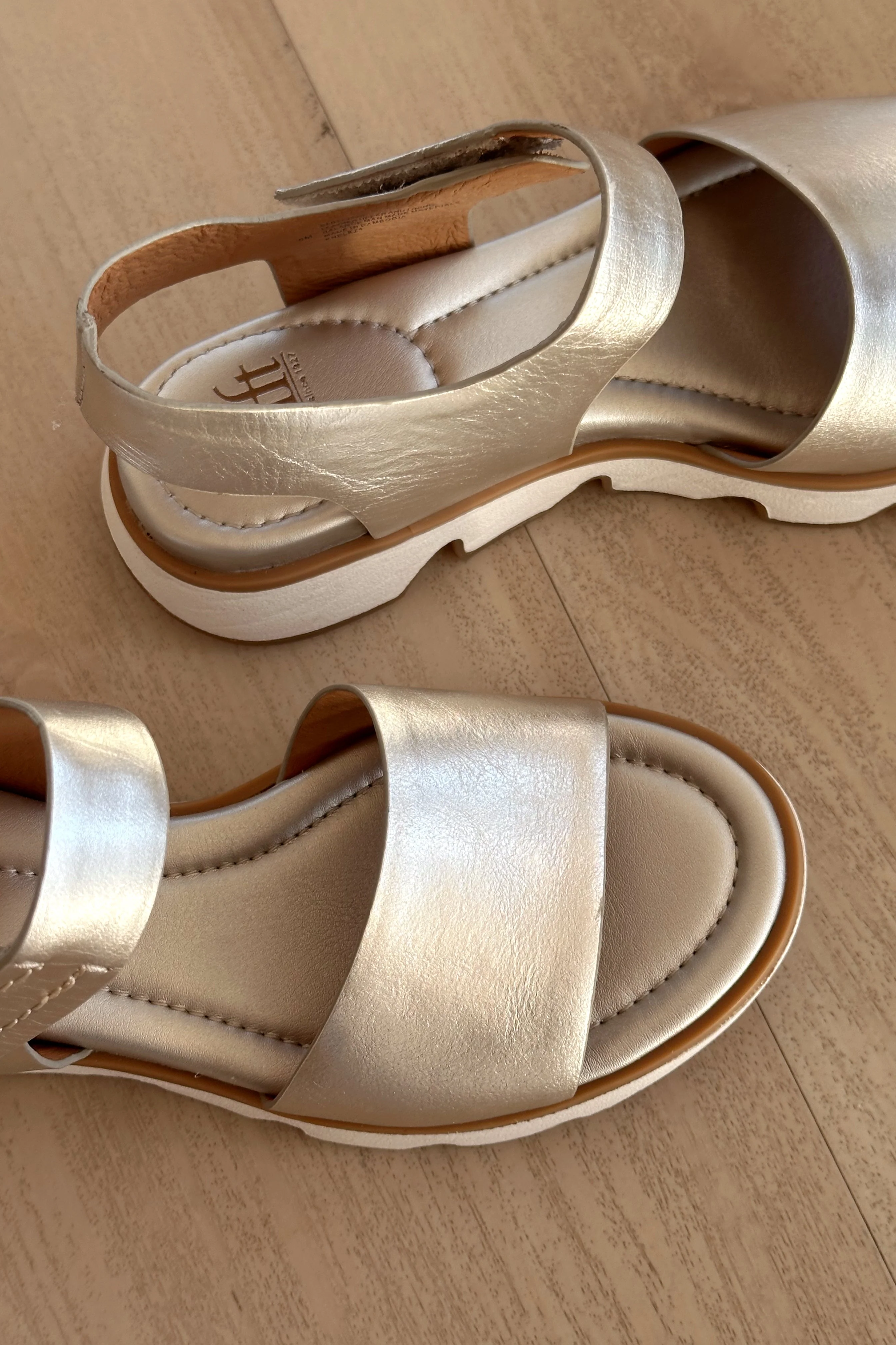 Sofft Morgan Light Platino Wedge Sandal - Image 3