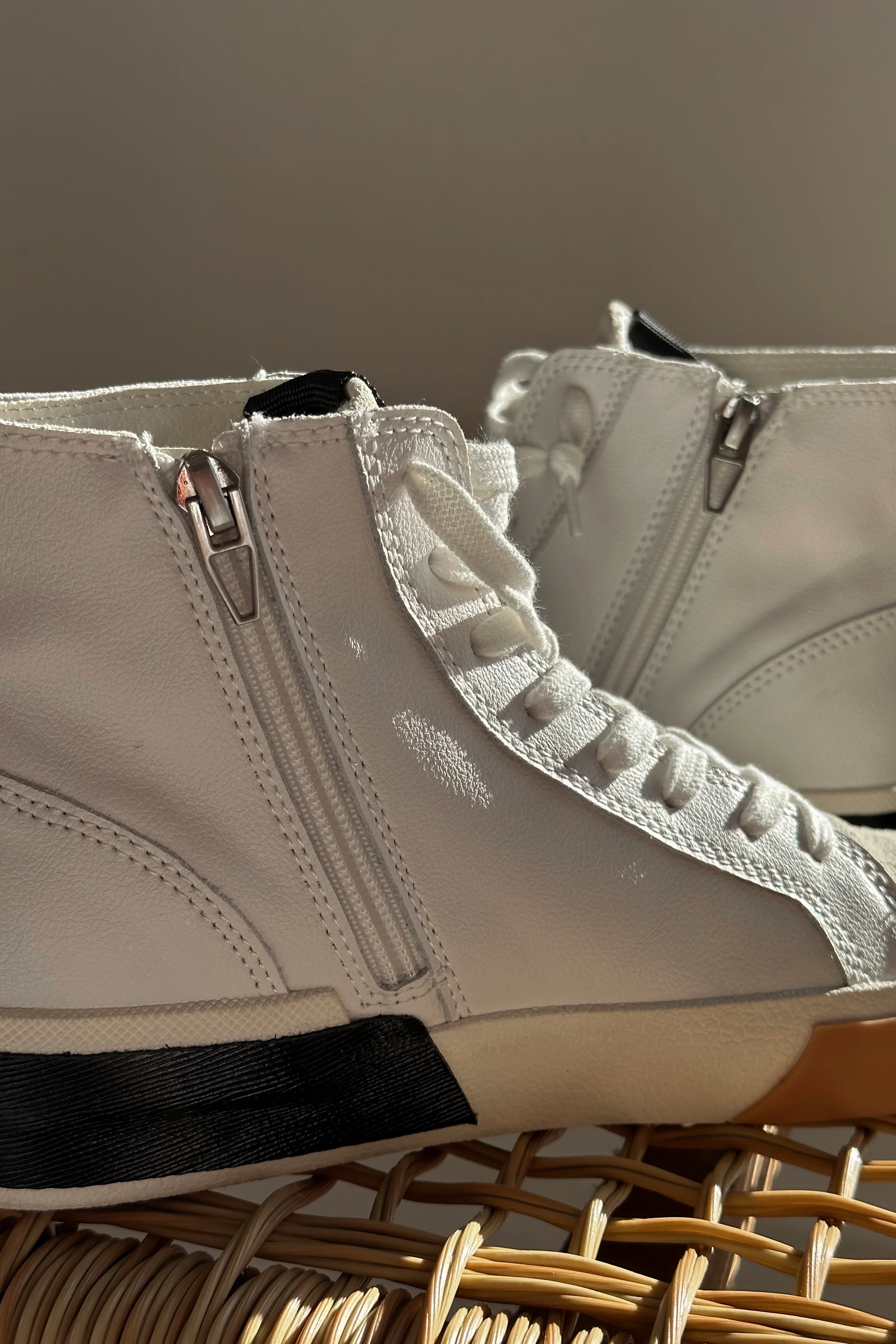 Dolce Vita Zohara Sneaker in White Black Leather - Image 7